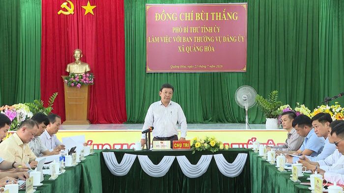 Đồng chí Bùi Thắng, Phó Bí thư Tỉnh ủy Lâm Đồng chủ trì buổi làm việc với Ban Thường vụ Đảng ủy xã Quảng Hòa