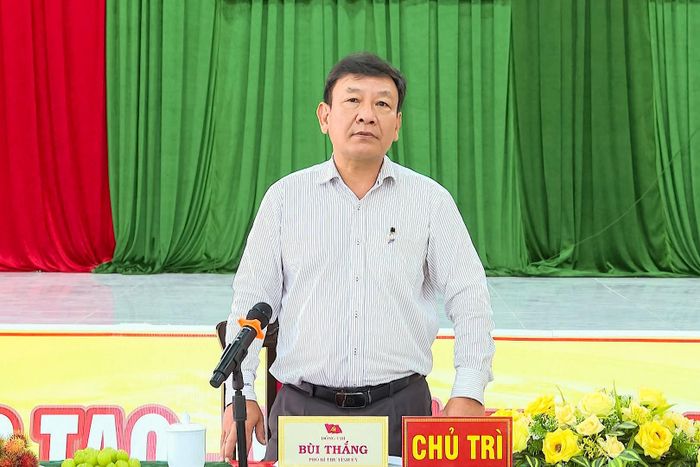 Phó Bí thư Tỉnh ủy Bùi Thắng yêu cầu xã rà soát, đánh giá lại các chỉ tiêu nghị quyết đang thực hiện, xây dựng lộ trình, giải pháp cụ thể, phù hợp để phấn đấu hoàn thành trước ngày 30/12/2026