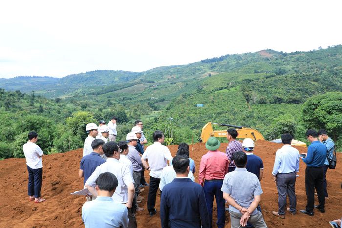 Mặt bằng chưa được bàn giao liên tục, ảnh hưởng không nhỏ tới việc thi công cao tốc Tân Phú - Bảo Lộc và Bảo Lộc - Liên Khương