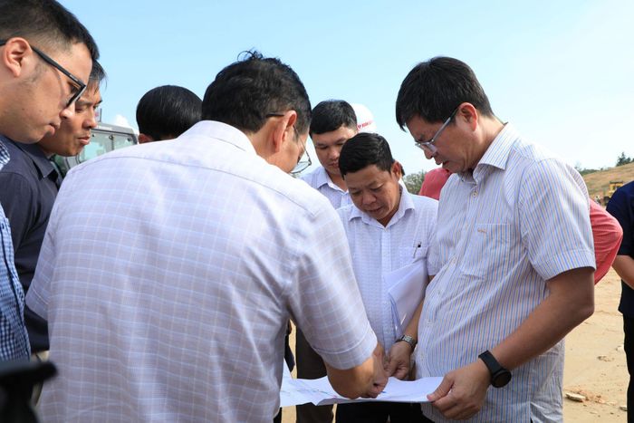 Phó Chủ tịch UBND tỉnh Lâm Đồng Nguyễn Hồng Hải kiểm tra và hướng dẫn tháo gỡ khó khăn trên công trường dự án Cao tốc Tân Phú - Bảo Lộc