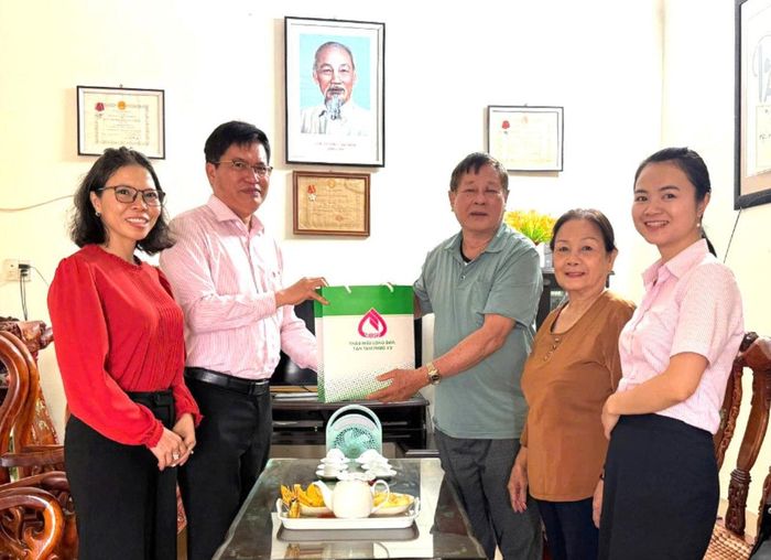 Ông Vũ Anh Đức, Phó GĐ chi nhánh NHCSXH tỉnh thăm, tặng quà tri ân gia đình thương binh Nguyễn Đức Trung, xã Đinh Văn Lâm Hà