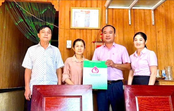 Ông Nguyễn Tiến Hà, Phó Giám đốc chi nhánh NHCSXH tỉnh thăm, tặng quà tri ân gia đình bà Nguyễn Thị Mai, thân nhân liệt sỹ tại phường Nam Gia Nghĩa
