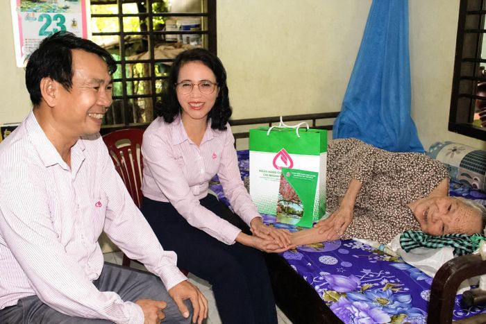 Lãnh đạo Chi nhánh NHCSXH tỉnh thăm, tặng quà tri ân Mẹ Việt Nam Anh hùng Trần Thị Chiếu, phường Bình Thuận