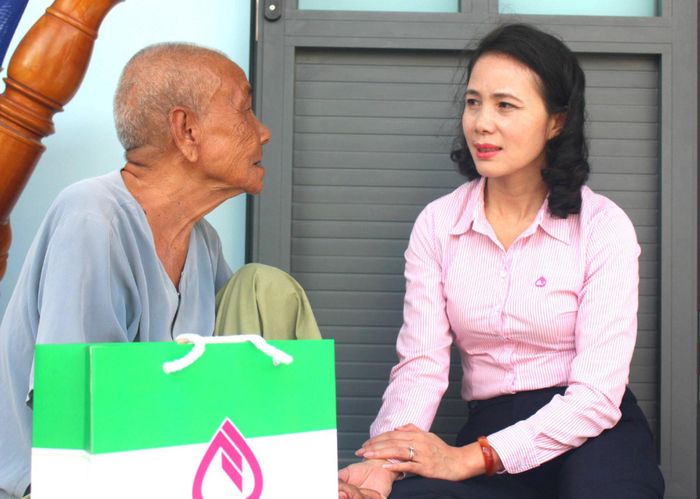 Bà Nguyễn Thị Ngọc Thu thăm, tặng quà tri ân Mẹ Việt Nam Anh hùng Lương Thị Con, phường Bình Thuận