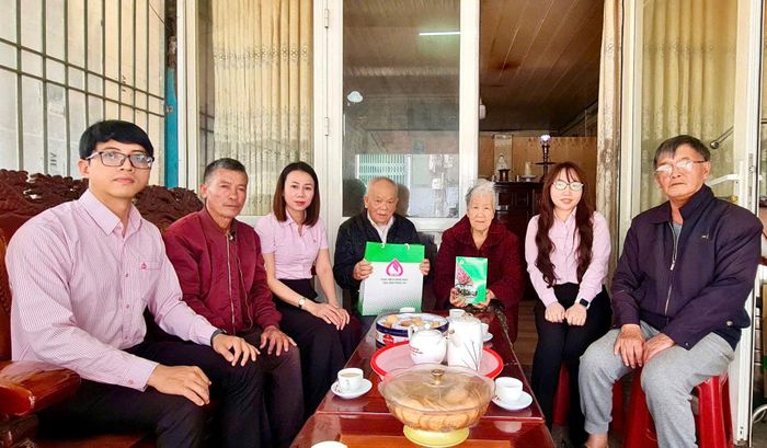 Bà Võ Thị Minh Thảo - Phó Giám đốc Chi nhánh NHCSXH tỉnh cùng đoàn công tác thăm, tặng quà tri ân gia đình ông Nguyễn Văn Tân, phường Xuân Trường - Đà Lạt