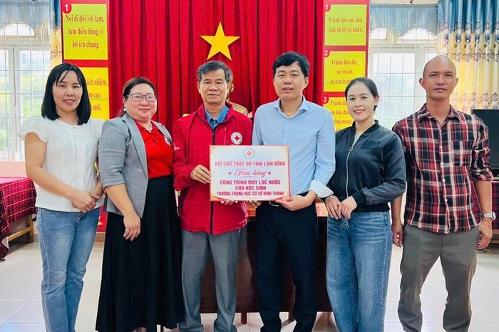Tặng máy lọc nước cho Trường THCS Bình Thạnh (xã Đinh Văn Lâm Hà)