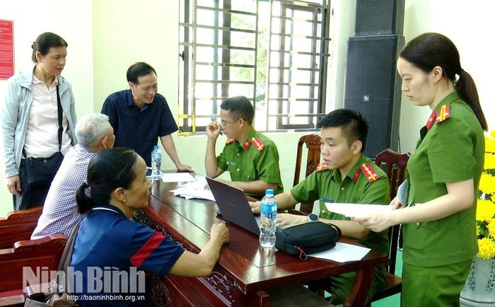 Lực lượng Công an hướng dẫn thân nhân liệt sĩ hoàn thiện thông tin trước khi thu nhận mẫu ADN tại điểm thu nhận Công an phường Hoa Lư.