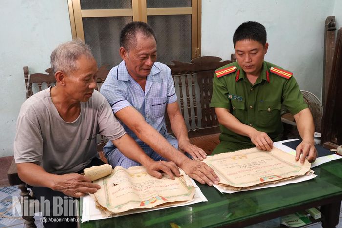 Công an phường Liêm Tuyền tuyên truyền, hướng dẫn và hỗ trợ thân nhân liệt sĩ tham gia thu nhận mẫu ADN.