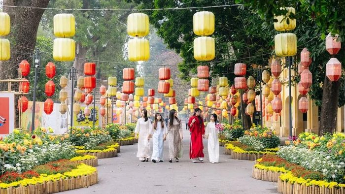 Việc bóc tách du lịch văn hóa với du lịch nói chung còn gặp khó khăn nên cần có phương pháp để thực hiện. (Trong ảnh: Khách du lịch đến với Di tích Hoàng thành Thăng Long, Hà Nội.)