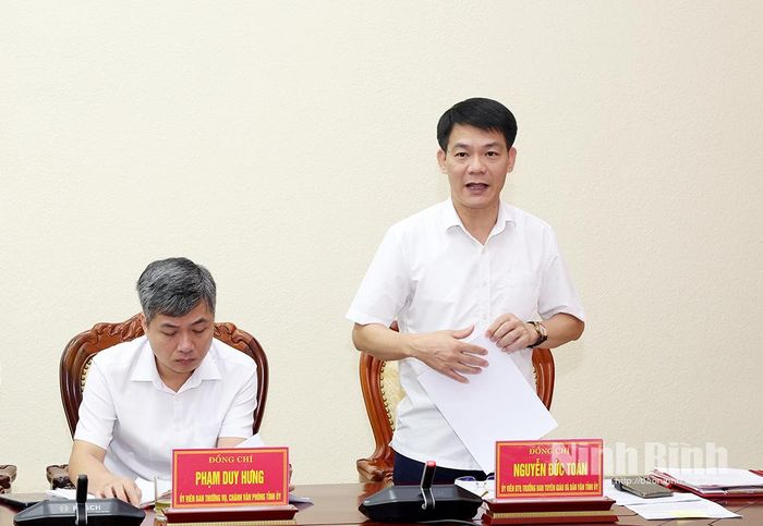 Đồng chí Nguyễn Đức Toàn, Ủy viên Ban Thường vụ Tỉnh ủy, Trưởng Ban Tuyên giáo và Dân vận Tỉnh ủy trình bày dự thảo Kế hoạch tổ chức các hoạt động kỷ niệm.