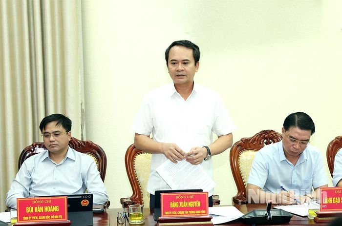 Đồng chí Đặng Xuân Nguyên, Tỉnh ủy viên, Chánh văn phòng UBND tỉnh phát biểu tại hội nghị.