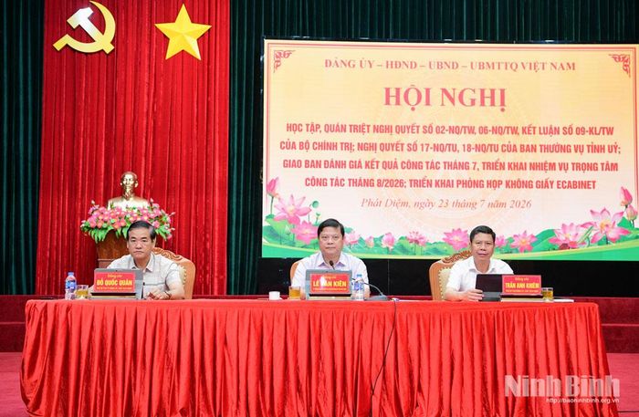 Các đồng chí Chủ tọa hội nghị.