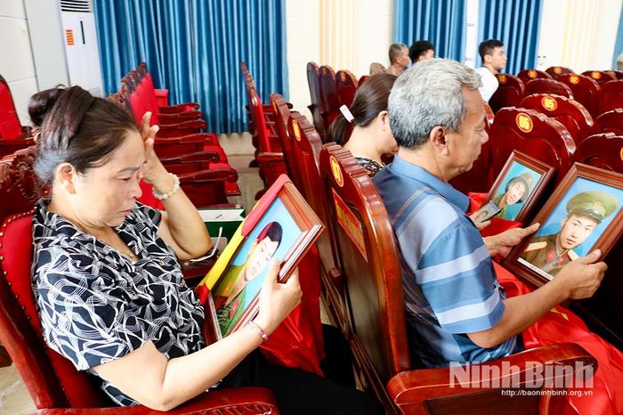Thân nhân liệt sĩ xúc động khi nhận bức ảnh phục dựng chân dung người thân.