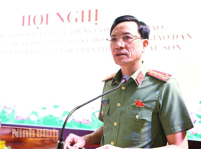 Đồng chí Đại tá Mai Đại Trưng, Phó Giám đốc Công an tỉnh phát biểu tại hội nghị.