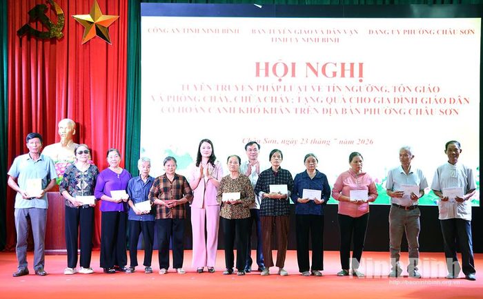 Lãnh đạo Ban Tuyên giáo và Dân vận Tỉnh ủy tặng quà cho các gia đình giáo dân có hoàn cảnh khó khăn trên địa bàn phường Châu Sơn.
