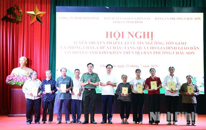 Lãnh đạo Công an tỉnh tặng quà các gia đình giáo dân có hoàn cảnh khó khăn trên địa bàn phường.