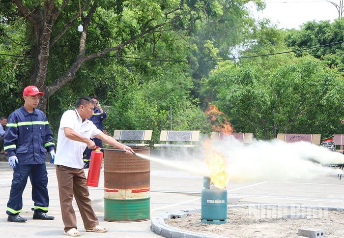 Bà con giáo dân giáo giáo xứ Lại Xá thực hành sử dụng bình chữa cháy.