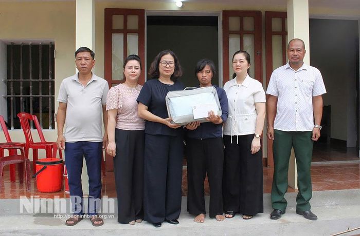 Lãnh đạo Hội nhà báo tỉnh tặng quà gia đình chị Bùi Thị Yên, ở xã Quang Thiện.