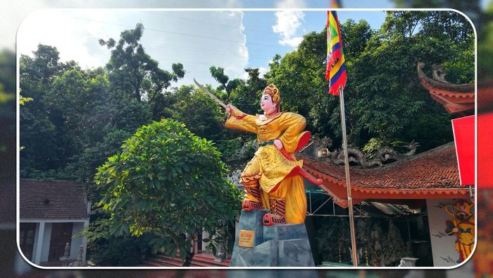 Tượng Nữ tướng Lê Chân hiên ngang giữa không gian linh thiêng của di tích.