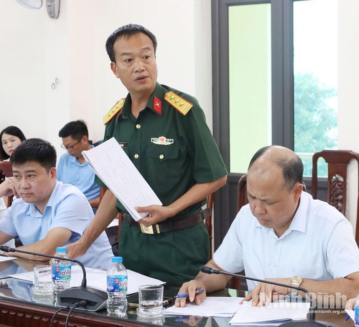 Đại diện lãnh đạo Bộ Chỉ huy Quân sự tỉnh phát biểu tại hội nghị.