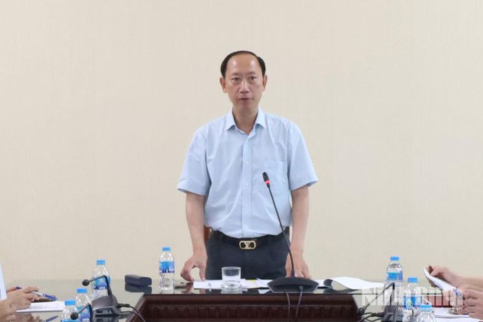 Đồng chí Lê Nguyên Ngọc, Tỉnh ủy viên, Phó Trưởng Ban Chỉ đạo, Trưởng Ban Tổ chức Đại hội phát biểu tại hội nghị.
