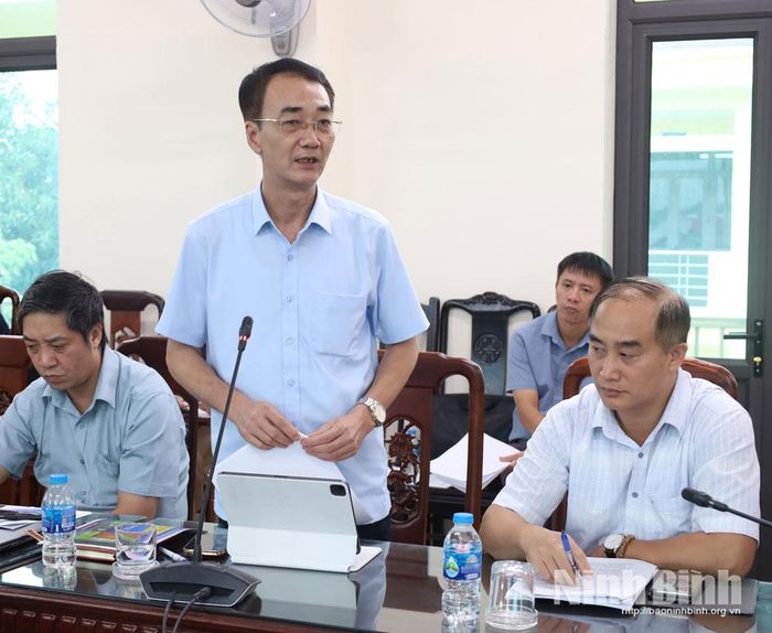 Đại diện lãnh đạo Báo và phát thanh, truyền hình Ninh Bình phát biểu tại hội nghị.