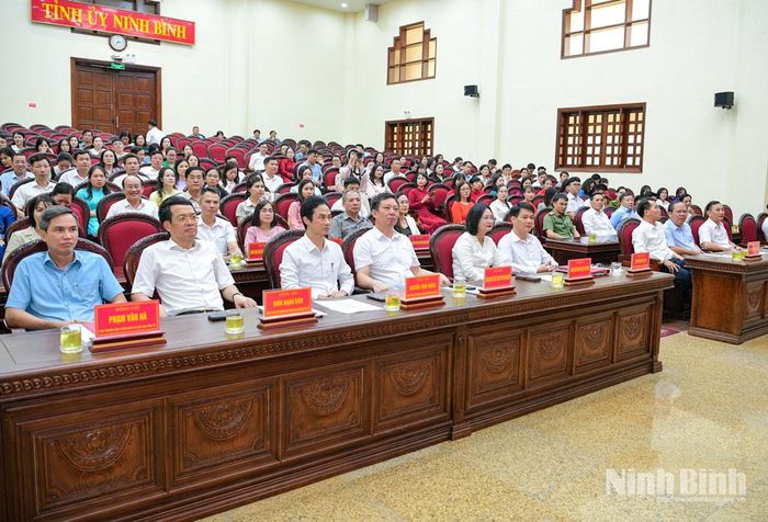 Các đại biểu dự hội nghị.