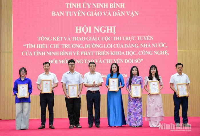 Đồng chí Khúc Mạnh Kiên, Tỉnh ủy viên, Phó Trưởng Ban Tuyên giáo và Dân vận Tỉnh ủy trao Giấy chứng nhận cho các cá nhân đạt giải ba.