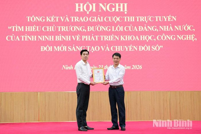 Đồng chí Nguyễn Đức Toàn, Ủy viên Ban Thường vụ Tỉnh ủy, Trưởng Ban Tuyên giáo và Dân vận Tỉnh ủy, Trưởng Ban Tổ chức Cuộc thi trao Giấy chứng nhận giải nhất cho tập thể Đảng bộ phường Hoa Lư.