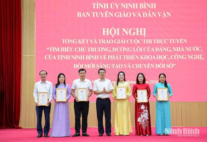 Đồng chí Khúc Mạnh Kiên, Tỉnh ủy viên, Phó Trưởng ban Tuyên giáo và Dân vận Tỉnh ủy trao Giấy chứng nhận cho các tập thể đạt giải ba.