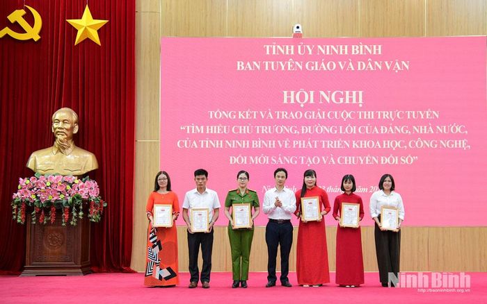 Đồng chí Nguyễn Toàn Thắng, Tỉnh ủy viên, Phó Trưởng Ban Tuyên giáo và Dân vận Tỉnh ủy trao Giấy chứng nhận cho các cá nhân đạt giải nhì.