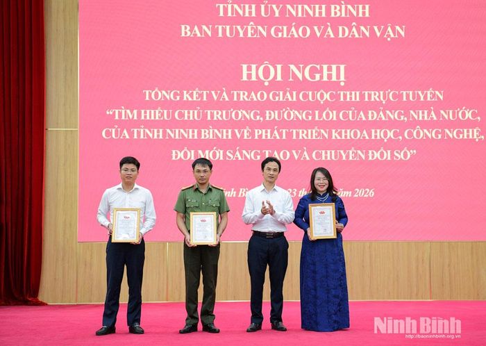 Đồng chí Nguyễn Toàn Thắng, Tỉnh ủy viên, Phó Trưởng ban Tuyên giáo và Dân vận Tỉnh ủy trao Giấy chứng nhận cho các tập thể đạt giải nhì.