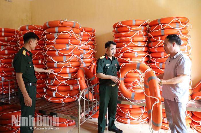 Ban Chỉ huy Quân sự xã Rạng Đông kiểm tra các thiết bị hỗ trợ công tác cứu nạn, cứu hộ trên địa bàn.