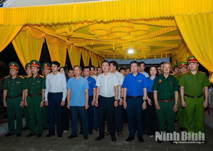 Các đại biểu dự Lễ thắp nến tri ân các Anh hùng liệt sĩ tại Nghĩa trang Liệt sĩ xã Quỳnh Lưu.