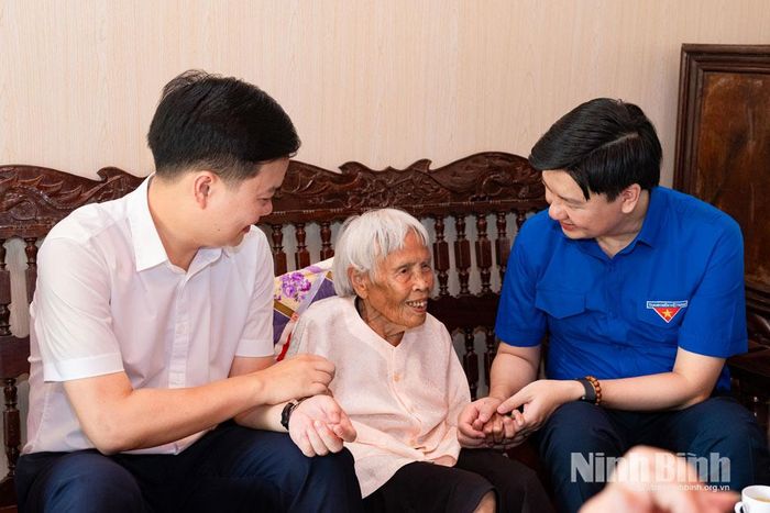 Đồng chí Bí thư Tỉnh đoàn Trần Ngọc Nam và đồng chí Bí thư Đảng ủy xã Quỳnh Lưu Đào Trung Hiếu thăm, tặng quà đồng chí lão thành cách mạng.