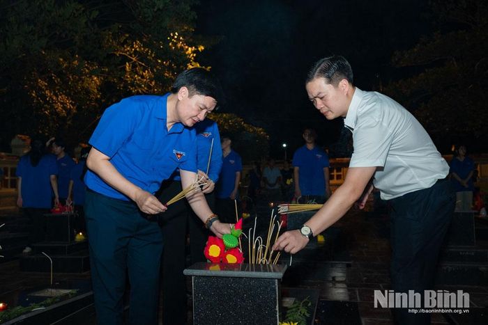 Đồng chí Trần Ngọc Nam, Tỉnh ủy viên, Phó Chủ tịch Ủy ban MTTQ Việt Nam tỉnh, Bí thư Tỉnh đoàn và đồng chí Đào Trung Hiếu, Bí thư Đảng ủy xã Quỳnh Lưu thắp hương tri ân các Anh hùng liệt sĩ tại Nghĩa trang Liệt sĩ xã Quỳnh Lưu.