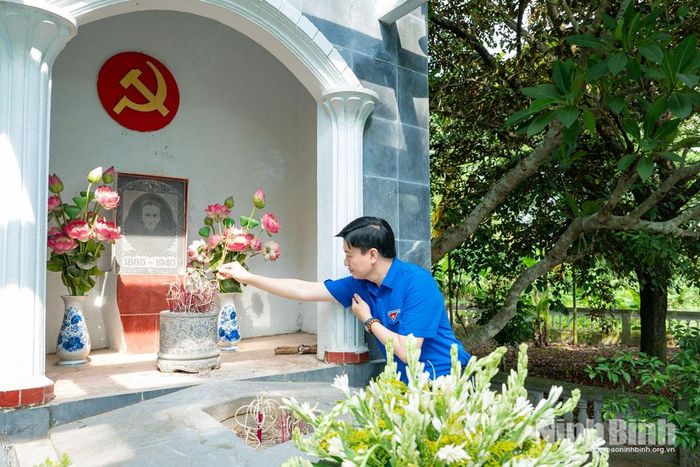 Đồng chí Bí thư Tỉnh đoàn Trần Ngọc Nam dâng hương tại phần mộ đồng chí Lương Văn Thăng.