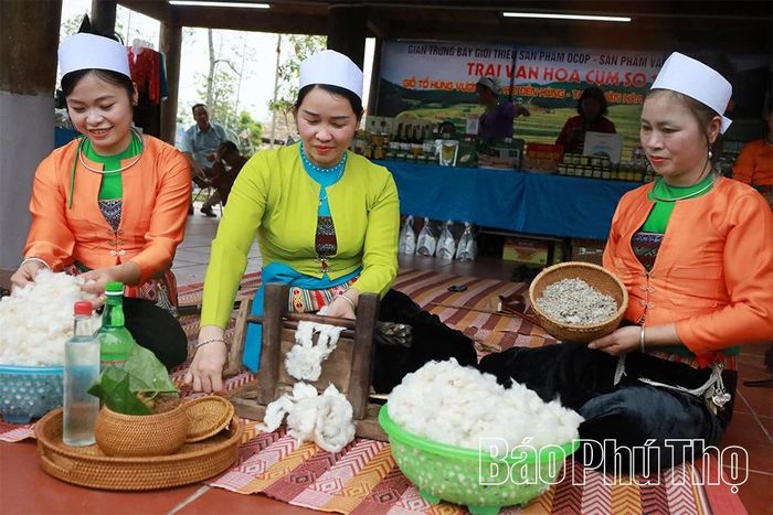 Phụ nữ Mường vẫn "giữ lửa" tinh hoa nghề dệt thổ cẩm truyền thống.