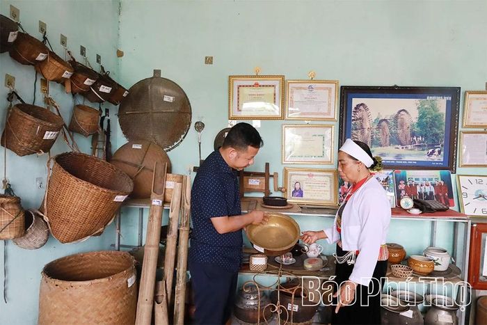 Bằng tâm huyết với văn hóa Mường, bà Đinh Thị Tâm ở thôn Tiến Thịnh, xã Cự Đồng đã sưu tầm, lưu giữ hàng trăm hiện vật quý trong đời sống sinh hoạt và lao động sản xuất của người Mường.