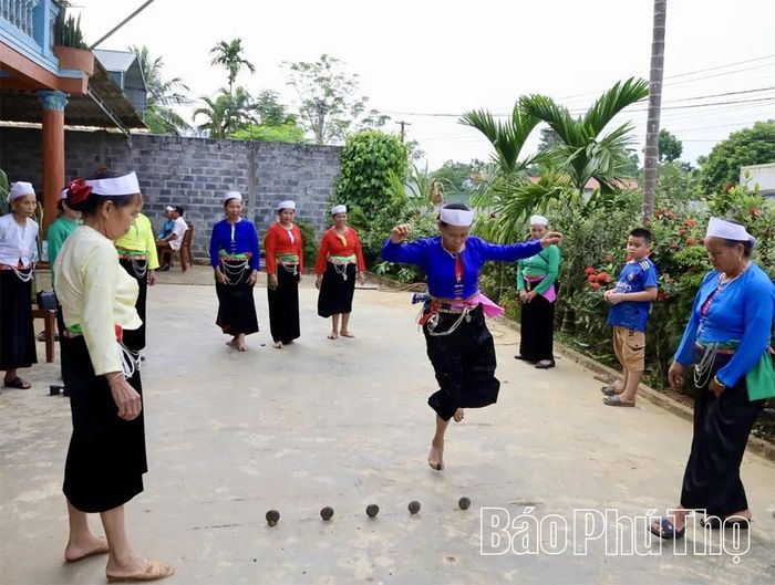 Các trò chơi dân gian độc đáo không thể thiếu trong các hội thi, dịp lễ hội.