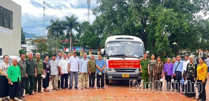 Công an xã Dũng Tiến hỗ trợ xe đưa đón thân nhân liệt sĩ lấy mẫu ADN.