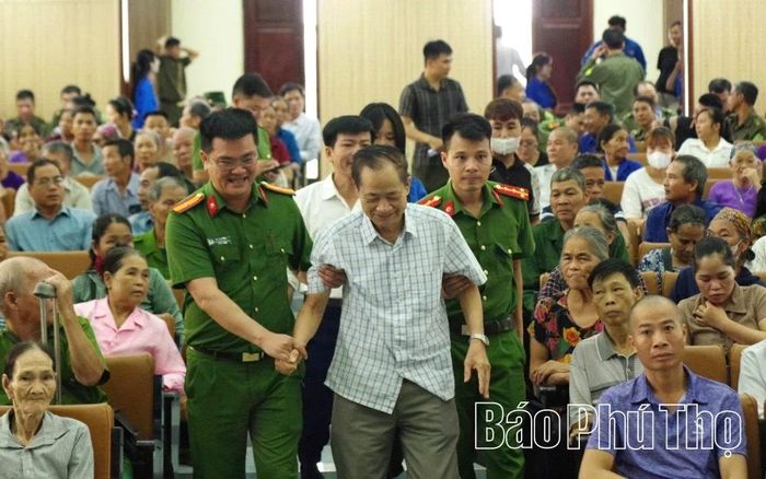 Công an xã Dũng Tiến đưa thân nhân liệt sĩ đến điểm lấy mẫu ADN.
