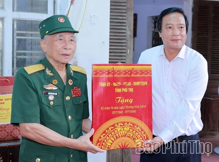 Đồng chí Phó Bí thư Tỉnh ủy Nguyễn Mạnh Sơn trao quà tặng ông Nguyễn Hưng Canh.