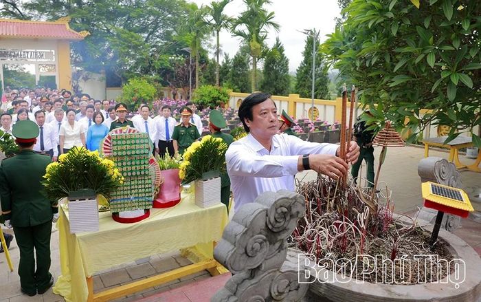 Đồng chí Phó Bí thư Tỉnh ủy Nguyễn Mạnh Sơn dâng hương tại Nghĩa trang Liệt sĩ Hạ Hòa.