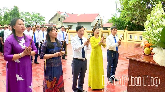 Các đại biểu dâng hương tưởng niệm các Anh hùng liệt sĩ.