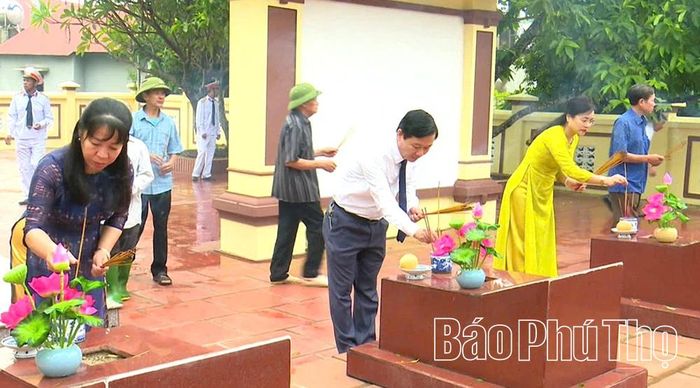 Các đại biểu dâng hương tại Nghĩa trang liệt sĩ Vĩnh Phú.