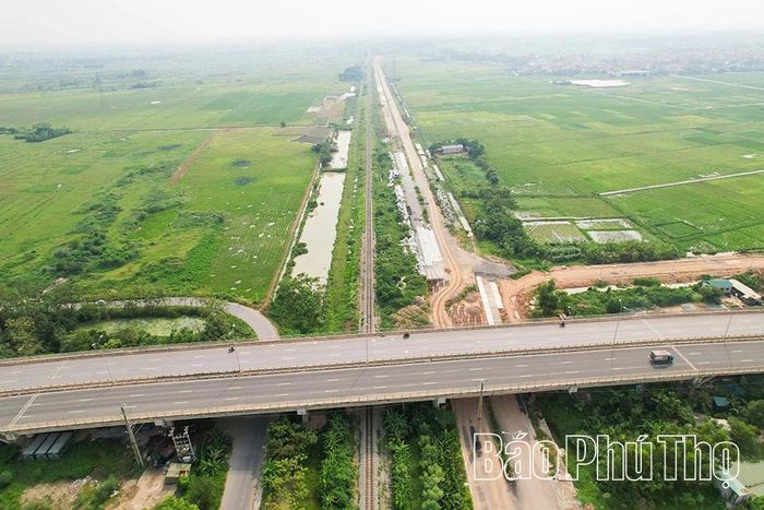 Ở gói thầu số 2, dự án đường song song đường sắt Hà Nội - Lào Cai (tuyến phía Bắc, phía Nam) đoạn từ đường Hợp Thịnh - Đạo Tú đến đường ĐT304 kéo dài có chiều dài khoảng 8km, dự kiến hoàn thành vào cuối năm 2026.