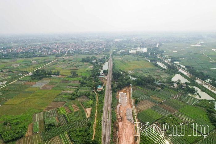 Mặc dù gặp không ít khó khăn do ảnh hưởng của thời tiết và công tác giải phóng mặt bằng, song chủ đầu tư cùng các đơn vị thi công và chính quyền địa phương đang phối hợp chặt chẽ để tháo gỡ vướng mắc, quyết tâm bảo đảm tiến độ.