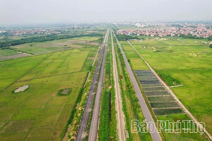 Tại gói thầu số 1, dự án đường song song đường sắt Hà Nội - Lào Cai (tuyến phía Bắc) đoạn từ quốc lộ 2C đến đường Hợp Thịnh - Đạo Tú, điểm đầu thuộc phường Vĩnh Phúc, giao với cầu vượt quốc lộ 2C. Sau thời gian tập trung thi công, hình hài của tuyến đường đã hiện rõ.
