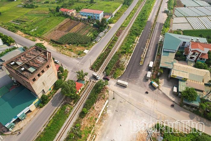 Tại khu vực giao cắt với đường ĐT305, công tác mở rộng nút giao cũng cơ bản hoàn thành, sẵn sàng kết nối đồng bộ khi toàn tuyến được đưa vào khai thác.